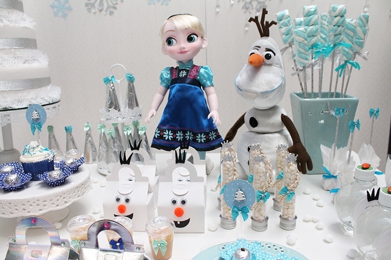 Bonecos da princesa Elza e Olaf ajudaram a compor a decoração dessa festa de aniversário da Scrap Encanto - Tatiana F. Martins/Divulgação