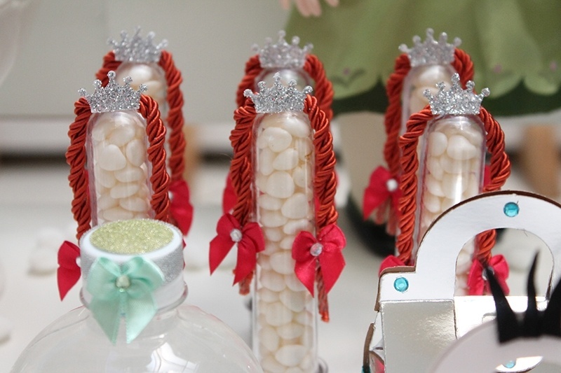 Tubetes com confeitos de chocolate enfeitavam a mesa principal dessa festa com tema "Frozen". Os frascos eram decorados com tranças ruivas, uma alusão ao cabelo de princesa Ana, personagem da animação - Tatiana F. Martins/Divulgação