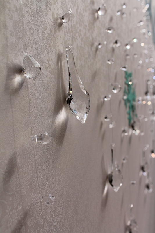 Detalhe dos cristais pendurados atrás da mesa do bolo. As pedras remetiam ao momento da animação "Frozen" em que a princesa Elza constrói seu castelo de gelo - Tatiana F. Martins/Divulgação
