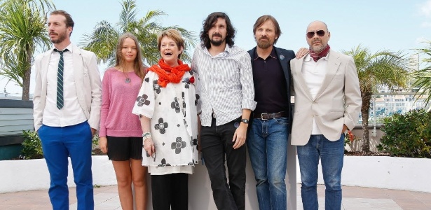 O diretor  Lisandro Alonso (terceiro da esquerda para a direita) e o elenco de Jauja em Cannes - Julien Warnand/EFE/EPA