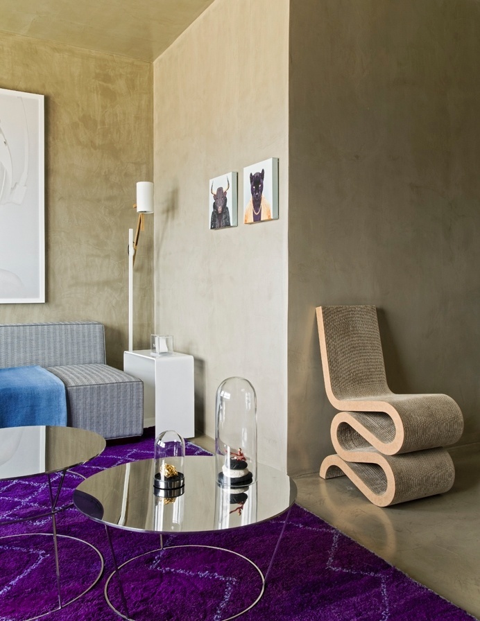 O traçado em linhas curvas da cadeira Wiggle, desenhada pelo arquiteto Frank Gehry e executada em papelão pela Vitra, dá um ar vanguardista ao Loft Vila Leopoldina, que tem projeto de reforma assinado pelo arquiteto Diego Revollo - Alain Brugier/ Divulgação