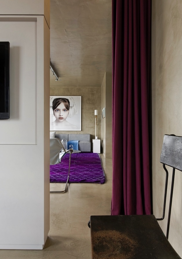Para delimitar o espaço entre o quarto e o living, o arquiteto Diego Revollo, responsável pelo projeto de reforma do Loft Vila Leopoldina, criou uma solução original: instalou um painel ladeado por cortinas de linhão, da Regatta, no tom vinho escuro, dando um ar teatral ao conjunto - Alain Brugier/ Divulgação