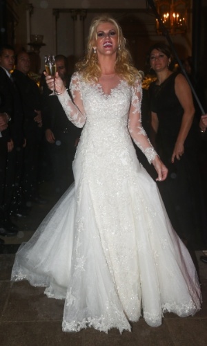 23.mai.2013 -  Depois de ser casar com empresário, Val Marchiori posa para os fotógrafos tomando champanhe