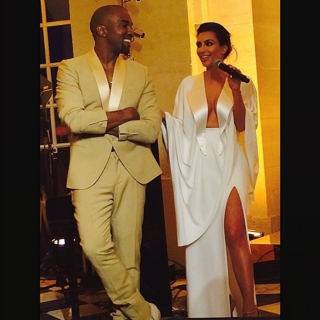 23.mai.2014 - O casal Kanye West e Kim Kardashian fazem cerimônia para amigos no Palácio de Versailles, na França, antes do casamento oficial