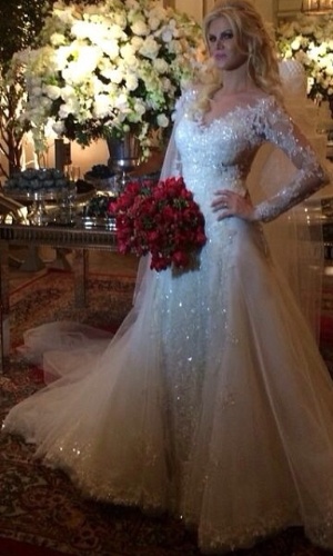 23.mai.2014 - O estilista Lucas Anderi postou foto com detalhes do vestido de Val Marchiori com renda e transparência
