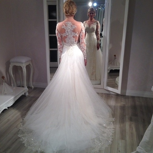 23.mai.2014 - O estilista Lucas Anderi postou foto do vestido de Val Marchiori com renda e transparência