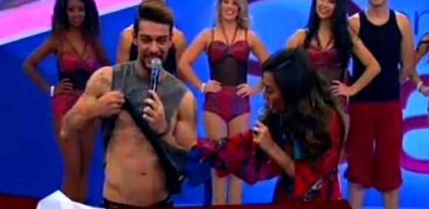 "Assanhada", Sabrina Sato tenta lavar roupa no "tanquinho" de Lucas Lucco; a apresentadora comparou a beleza do cantor com a de Ricky Martin