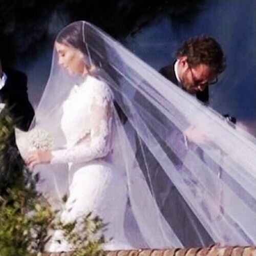 24.mai.2014 - Instagram oficial das Kardashian publica foto da noiva, que vestiu Givenchy no casamento