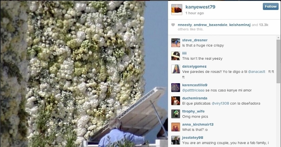 24.mai.2014 - O noivo Kanye West publica em seu Instagram imagem que mostra o piano e parte do altar, com uma parede coberta de flores