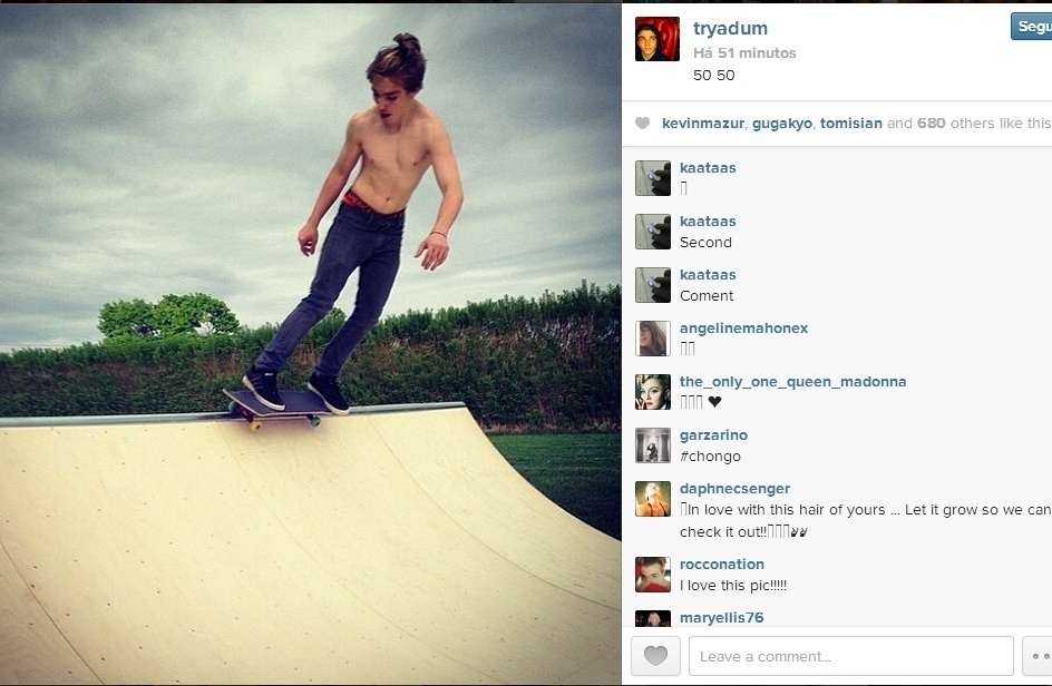 24.mai.2014 - Rocco Richie, filho de Madonna com o cineasta Guy Richie de apenas 13 anos, mostra que cresceu ao postar no Instagram foto sem camisa e andando de skate