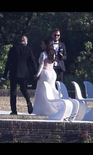 24.mai.2014 - Flagra divulgado nas redes sociais mostra Kim Kardashian e Kanye West durante casamento em Florença, na Itália