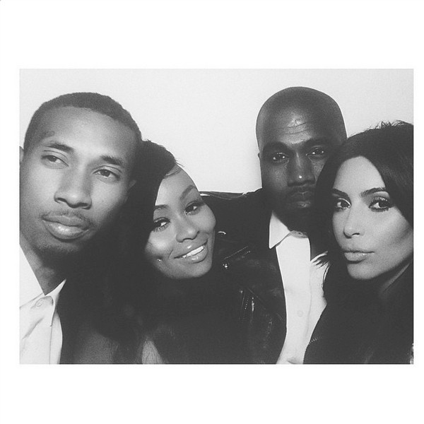 24.mai.2014 - Kanye West e Kim Kardashian recepcionaram convidados com fotos exclusivas e em preto e branco. Nesta, o casal posa com a modelo e stripper Black Chyna e o músico T-Raww