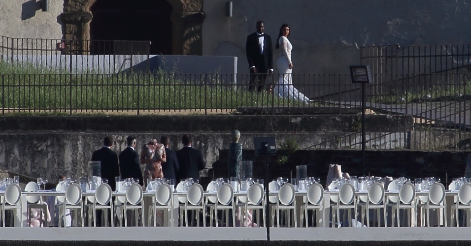 24.mai.2014 - Kim Kardashian e Kanye West se casam no Forte di Belvedere, em Florença. A estrela de reality show norte-americana mudou seu nome para Kim Kardashian West