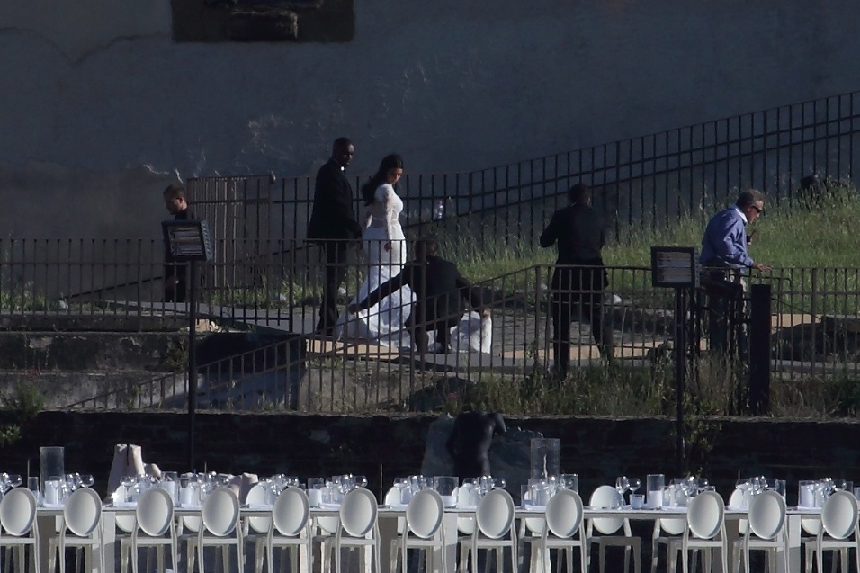 24.mai.2014 - Kim Kardashian tem a cauda de seu vestido arrumada, antes do "sim", no Forte di Belvedere, em Florença