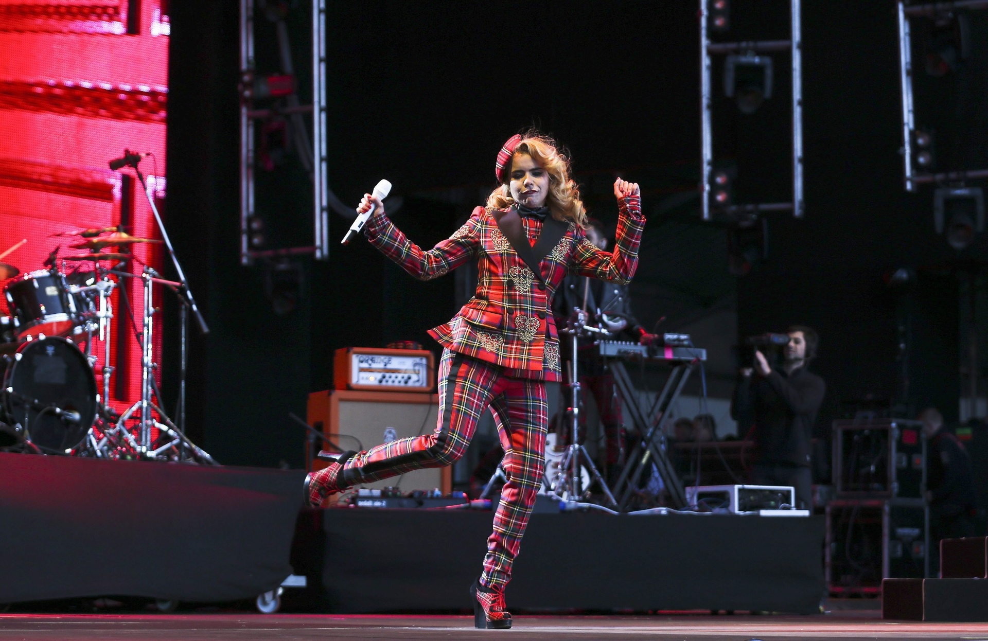 25.mai.104 - A cantora Paloma Faith se apresenta na primeira noite do festival, que vai até dia 1º de junho - Efe