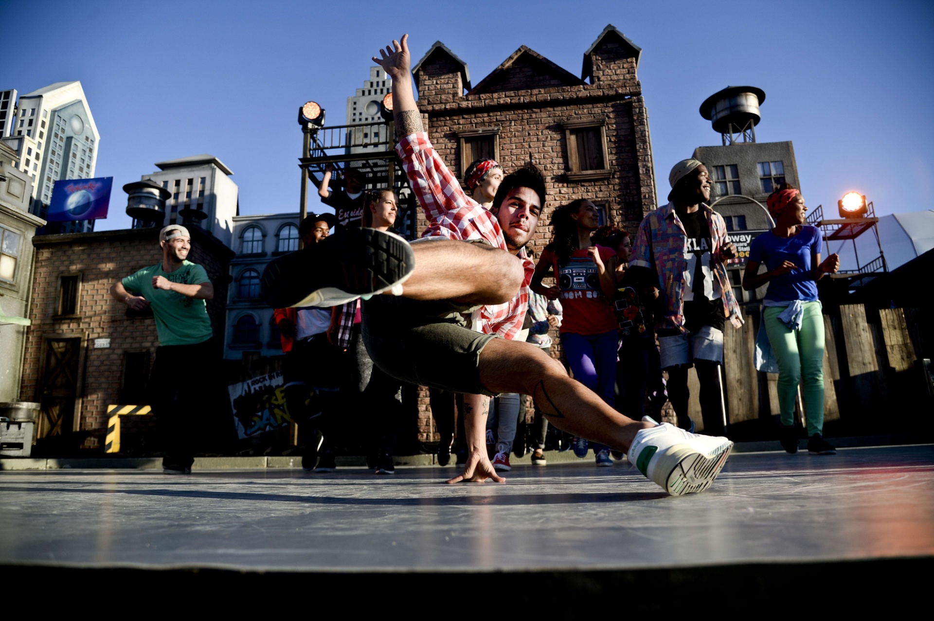 25.mai.2014 - Apresentação de street dance no parque Bela Vista, em Lisboa - AFP