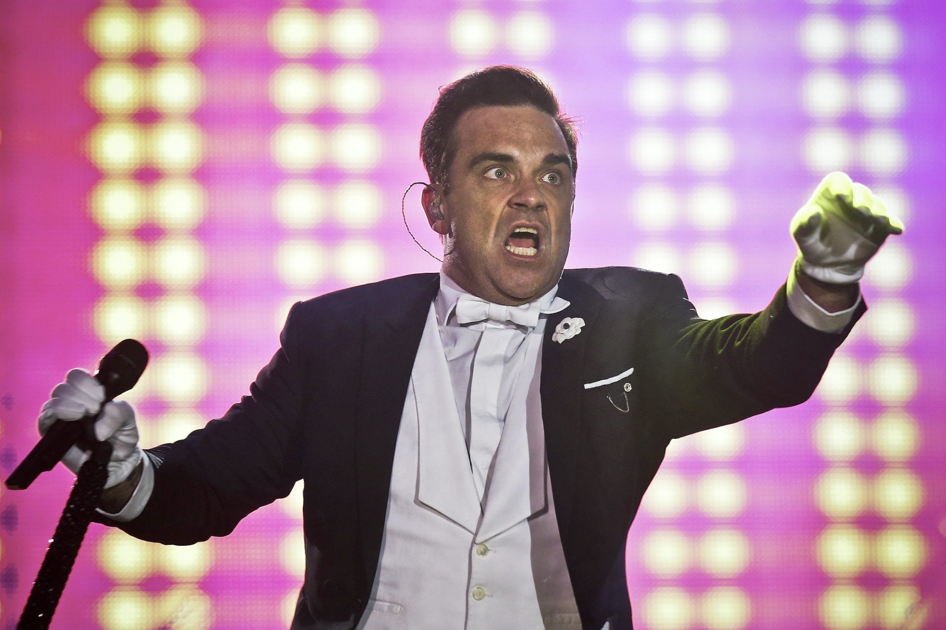25.mai.2014 - O cantor Robbie Williams é principal atração da primeira noite do festival, no parque Bela Vista, em Lisboa - Efe