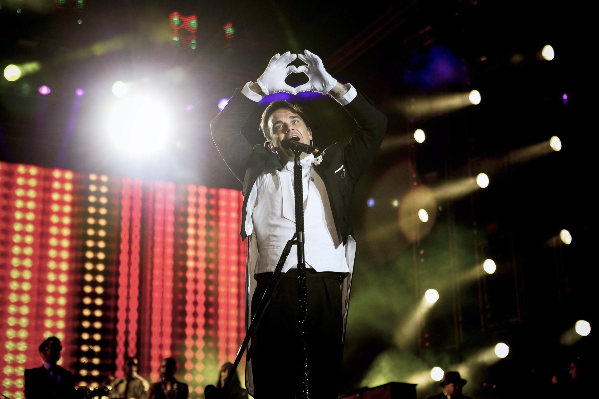 25.mai.2014 - O cantor Robbie Williams é principal atração da primeira noite do festival, no parque Bela Vista, em Lisboa - Efe