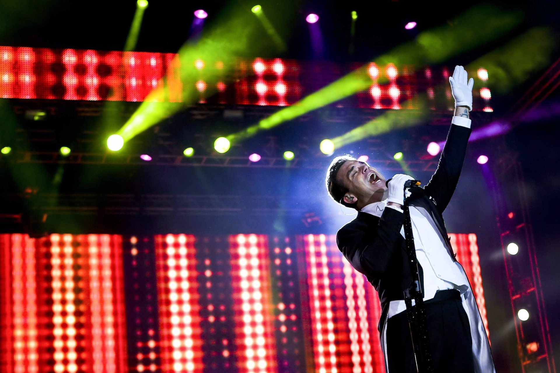 25.mai.2014 - O cantor Robbie Williams é principal atração da primeira noite do festival, no parque Bela Vista, em Lisboa - Efe