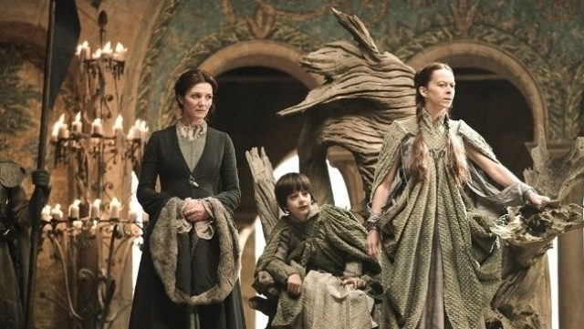Lino Facioli com as atrizes Michelle Fairley (à esq.) e Katie Dickie na primeira temporada de "Game of Thrones", em 2011