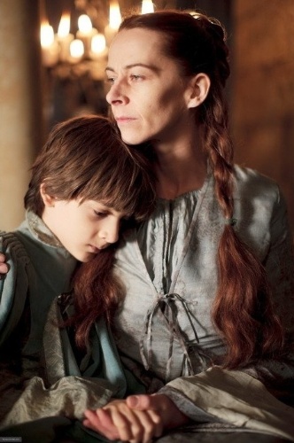 Robin Arryn (Lino Facioli) e Lysa (Katie Dickie) na primeira temporada de "Game of Thrones"