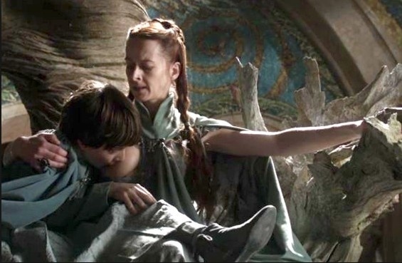 Robin Arryn (Lino Facioli) na cena polêmica, em que ele mama no seio da mãe, Lysa (Katie Dickie) na primeira temporada de "Game of Thrones"