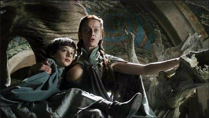 Robin Arryn (Lino Facioli) na cena polêmica, em que ele mama no seio da mãe, Lysa (Katie Dickie) na primeira temporada de "Game of Thrones"