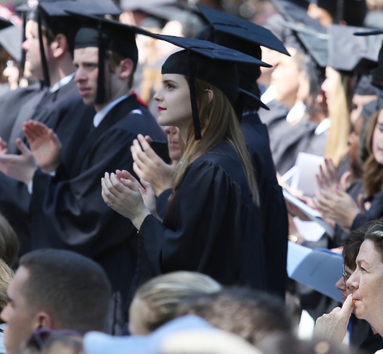 25.mai.2014 - Ao lado de colegas, Emma Watson acompanha sua cerimônia de colação de grau na Brown University, em Rhode Island, nos Estados Unidos