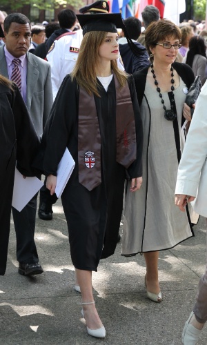 25.mai.2014 - De beca, Emma Watson comparece a sua formatura na Brown University, em Rhode Island, nos Estados Unidos