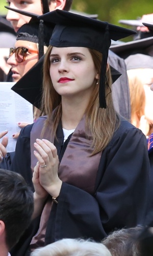 25.mai.2014 - De beca, Emma Watson participa de sua colação de grau. A atriz se formou em literatura inglesa na Brown University, em Rhode Island, nos Estados Unidos