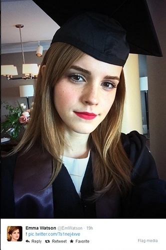 25.mai.2014 - Emma Watson posta foto de beca em seu Twitter. A atriz se formou em literatura inglesa na Brown University, em Rhode Island, nos Estados Unidos