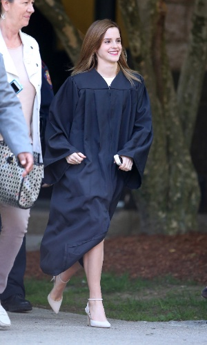 25.mai.2014 - Sorridente, Emma Watson chega para sua formatura na Brown University, nos Estados Unidos