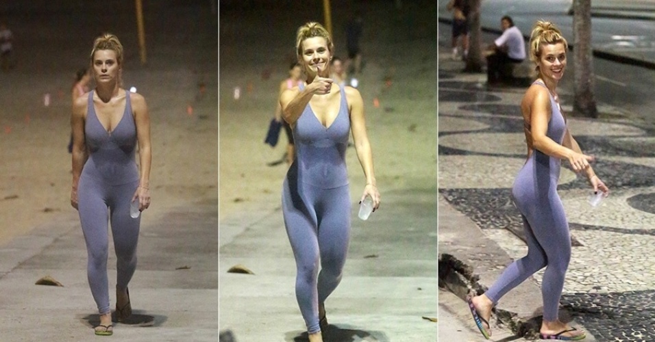 26.mai.2014 - Carolina Dieckmann se exercitou na praia da Barra da Tijuca, zona oeste do Rio. Simpática, ela fez sinal de positivo para o paparazzo