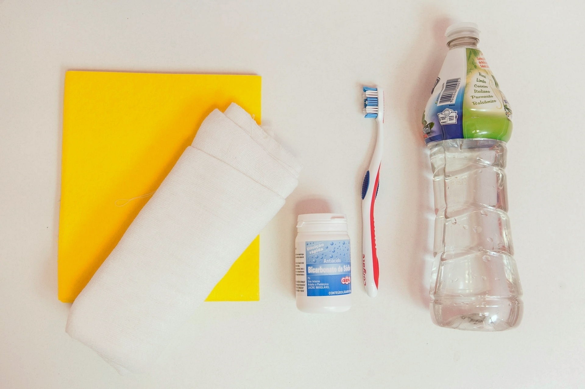 Materiais: vinagre de álcool / bicarbonato de sódio / escova de dentes (pode ser usada, desde que esteja em bom estado) / panos para limpeza / pote ou cumbuca - Rodrigo Capote/UOL