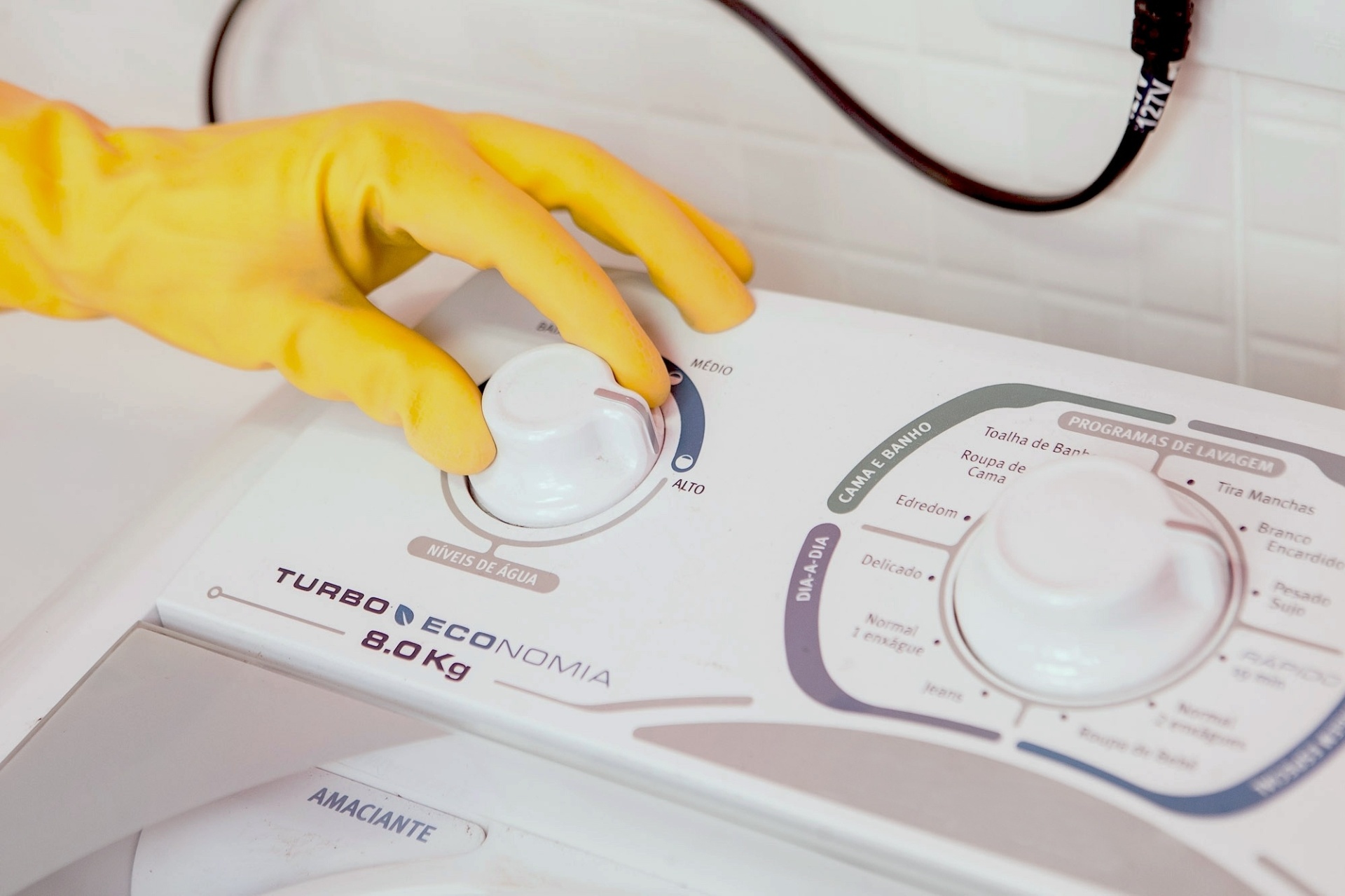 Para começar, encha a máquina posicionando o botão no nível alto de água... - Rodrigo Capote/UOL