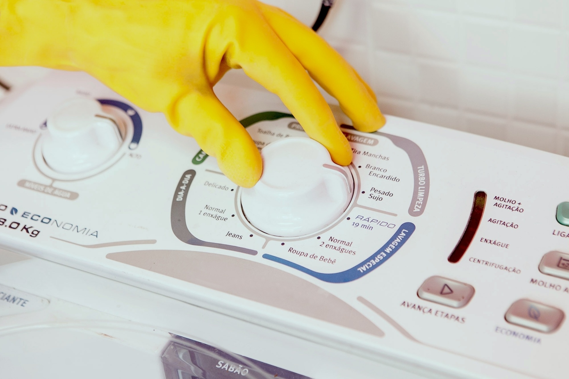 ... escolha o ciclo de lavagem mais longo do programa. E, então, deixe o eletrodoméstico encher completamente - Rodrigo Capote/UOL