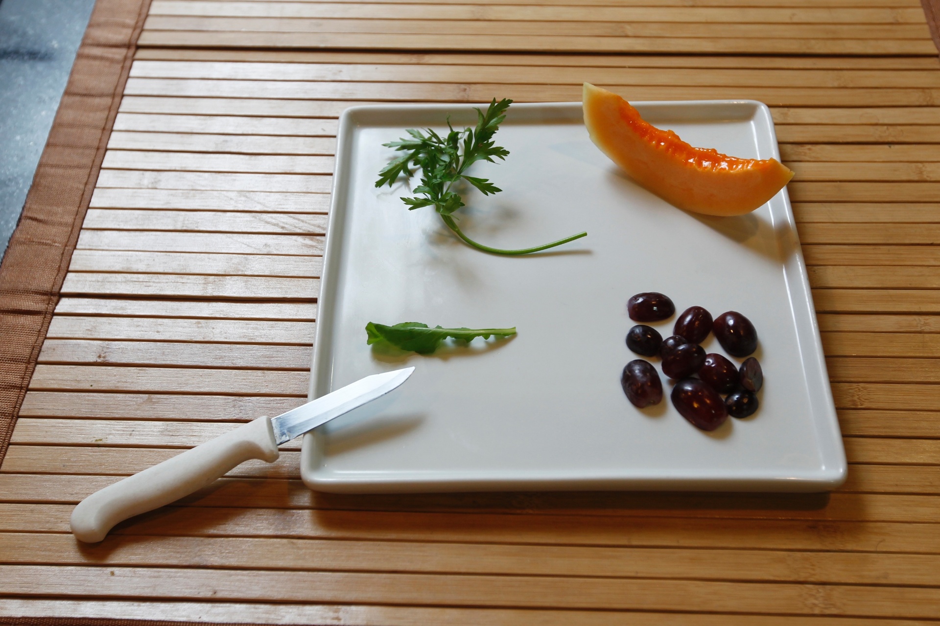 Opção 2 | Com rúcula, salsinha, melão (ou mamão papaia) e uvas rubi (ou jabuticaba ou amora), você pode fazer um lindo girassol. Acompanhe como é simples! Envolver as crianças na preparação pode estimulá-las a experimentarem - Reinaldo Canato/UOL