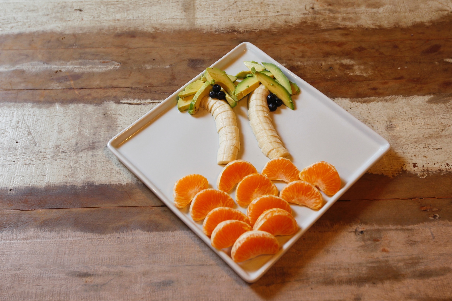 Estão prontos os coqueiros feitos com avocado, banana, mexerica e mirtilos - Reinaldo Canato/UOL