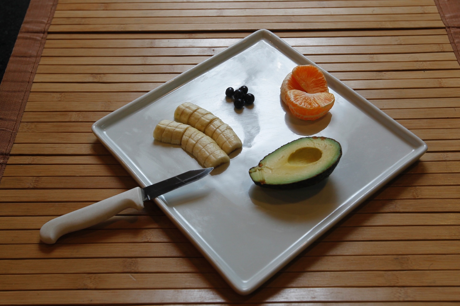 Opção 1 | Com banana, mirtilo, avocado e mexerica é possível montar uma paisagem com coqueiros. Veja como fazer - Reinaldo Canato/UOL