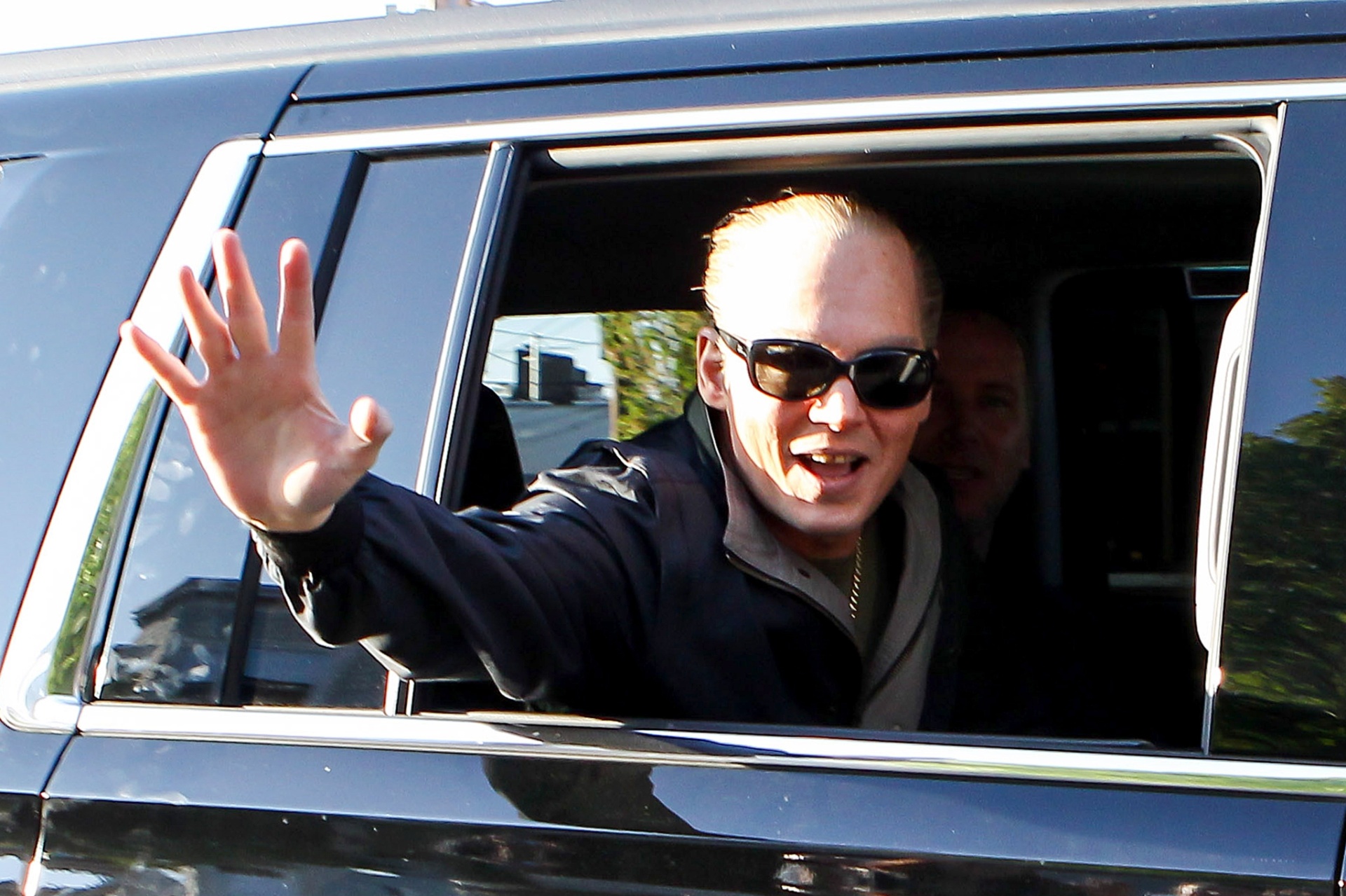 21.mai.2014 - Johnny Depp deixa set de do filme "Black Mass", em Boston (EUA), caracterizado como personagem - SplashNews