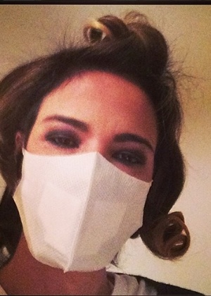Um dia antes de desmaiar no programa, Luciana Gimenez posta foto com máscara no rosto e avisa que está gripada