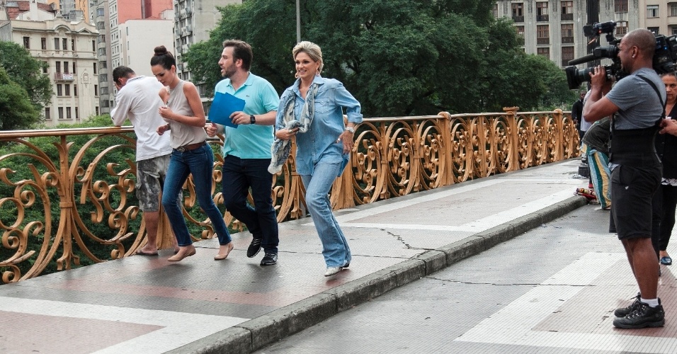 27.mai.2014 - Famosos encaram prova do "Aprendiz Celebridades" pelas ruas do centro de São Paulo