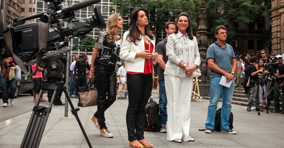 27.mai.2014 - Famosos encaram prova do "Aprendiz Celebridades" pelas ruas do centro de São Paulo