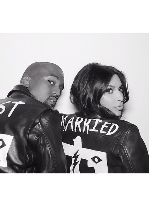Kim Kardashian e Kanye West. usam jaqueta com a frase "Just Married" ("Recém-casados")