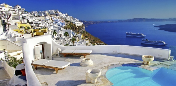 Navios de cruzeiro em Santorini, na Grécia, um dos principais destinos turísticos do país - Getty Images