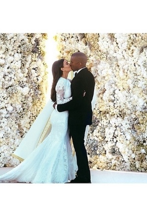 Kim Kardashian e Kayne West divulgaram o momento do beijo que selou o casamento em Florença, na Itália