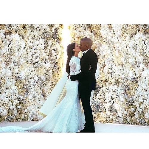 24.mai.2014 - Kim Kardashian e Kanye West selaram a união com um beijo. Eles trocaram os votos em cerimônia que reuniu familiares e amigos no Forte di Belvedere, em Florença