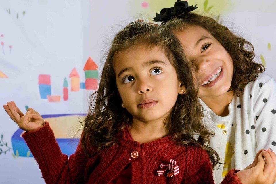 Laura e Isabella, filhas de Jair e Tania Khalill, têm liberdade para ouvir o que quiserem dentro de casa - Divulgação