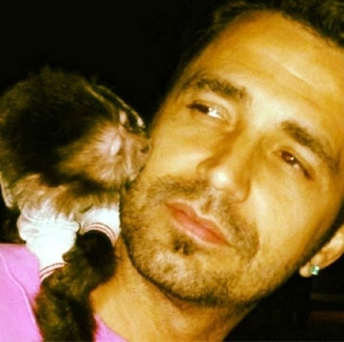 O músico Latino posa com seu macaco Twelves, que é sensação na rede social Instagram