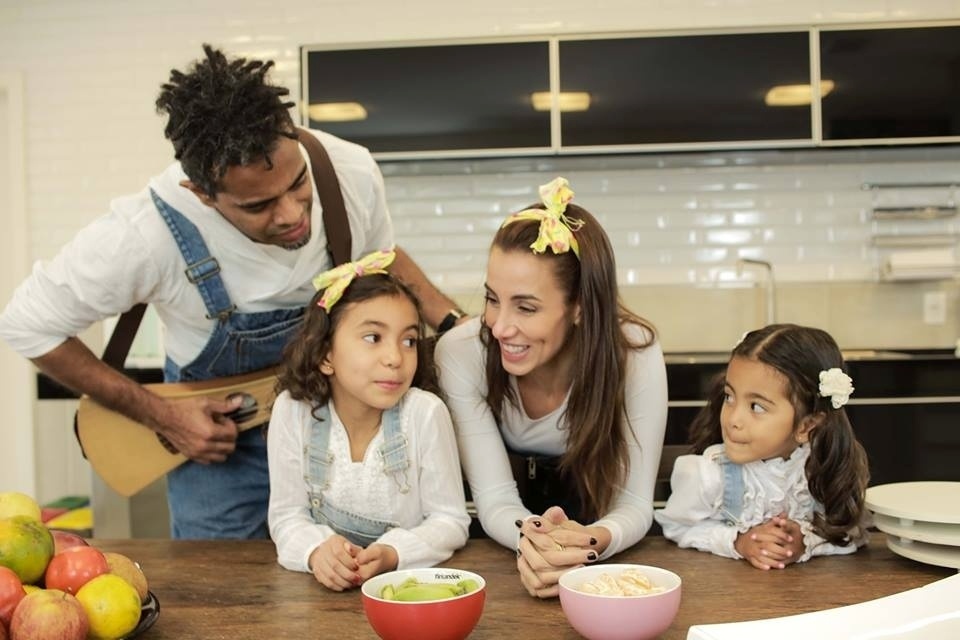 Relançando o livro e o CD infantil "Grandes Pequeninos - Volume 1", Jair Oliveira e Tania Khalill têm como foco investir em projetos para crianças baseados na convivência diária com suas filhas Isabella, 7 anos, e Laura, 3 - Divulgação